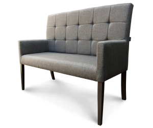 Ławka tapicerowana, pikowana z podłokietnikami.