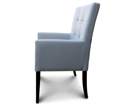 Fotel z oparciem pikowanym guzikami przeszywanym w kwadraty.