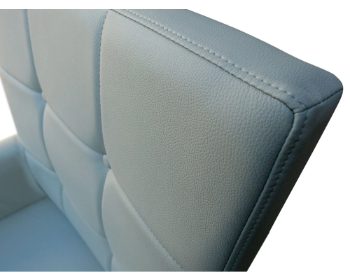 Fotel z oparciem pikowanym guzikami przeszywanym w kwadraty.