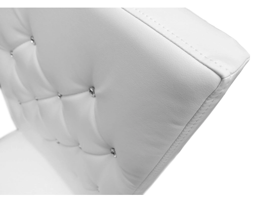 Białe krzesło skośne Ludwik pikowane w karo kryształkami