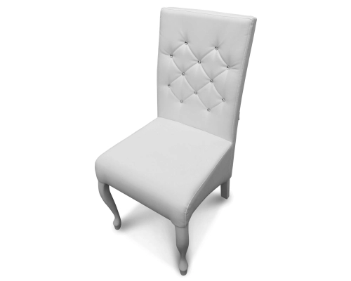 Białe krzesło skośne Ludwik pikowane w karo kryształkami