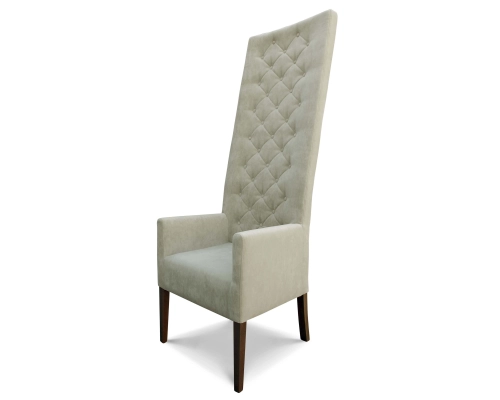 Wysoki fotel gruby o całkowitej wysokości 170cm