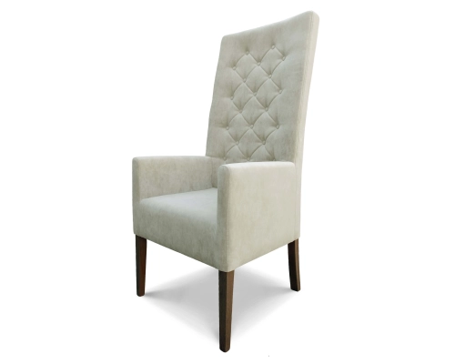 Wysoki fotel gruby o całkowitej wysokości 130cm