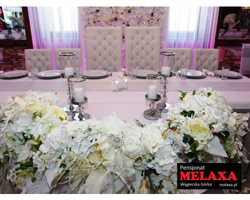 Krzesła ślubne w pensjonacie MELAXA w Węgierskiej Górce