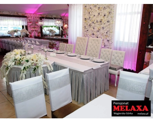 Krzesła ślubne w pensjonacie MELAXA w Węgierskiej Górce