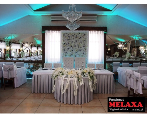 Krzesła ślubne w pensjonacie MELAXA w Węgierskiej Górce