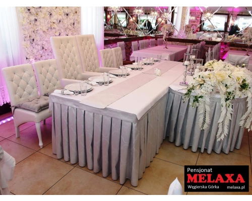 Krzesła ślubne w pensjonacie MELAXA w Węgierskiej Górce
