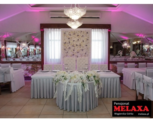 Krzesła ślubne w pensjonacie MELAXA w Węgierskiej Górce