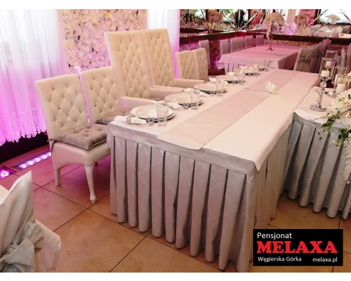 Krzesła ślubne w pensjonacie MELAXA w Węgierskiej Górce