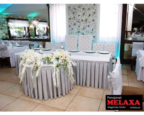 Krzesła ślubne w pensjonacie MELAXA w Węgierskiej Górce