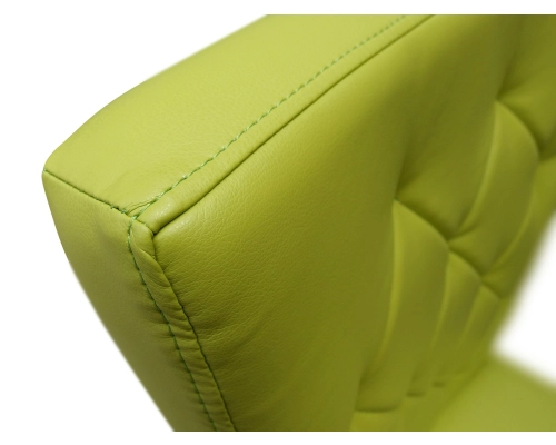 Krzesło z siedziskiem grubym. Oparcie pikowane w karo.