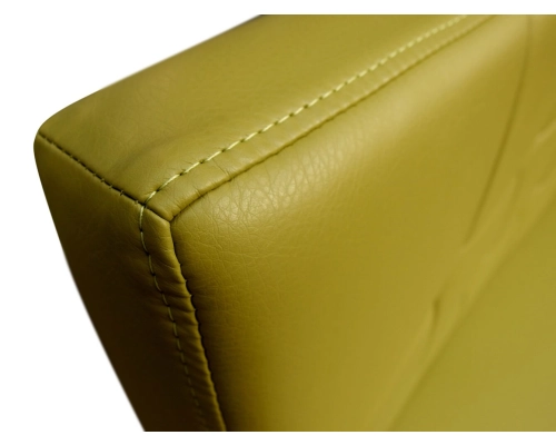 Ławka z oparciem pikowanym w kwadraty bez podłokietników. Wysokość 98cm.