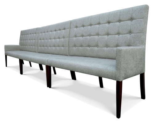 Modułowe ławki tapicerowane do restauracji.