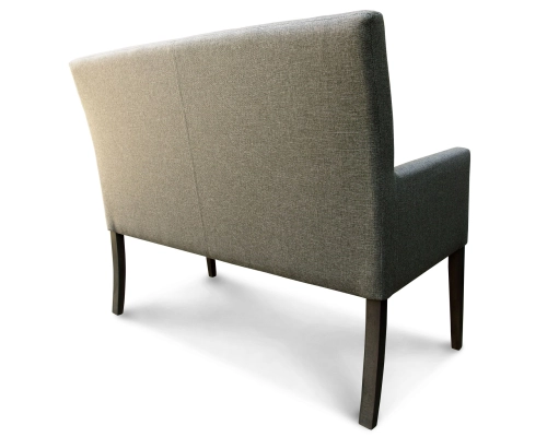 Ławka z oparciem pikowanym w kwadraty z podłokietnikami. Oparcie 98cm od podłogi.