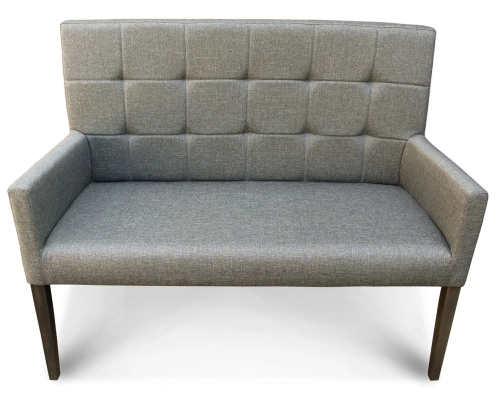 Ławka z oparciem pikowanym w kwadraty z podłokietnikami. Oparcie 98cm od podłogi.