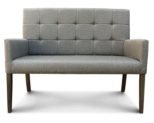 Ławka z oparciem pikowanym w kwadraty z podłokietnikami. Oparcie 98cm od podłogi.