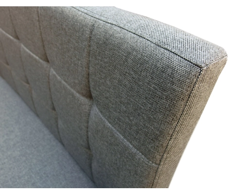 Ławka z oparciem pikowanym w kwadraty z podłokietnikami. Oparcie 98cm od podłogi.