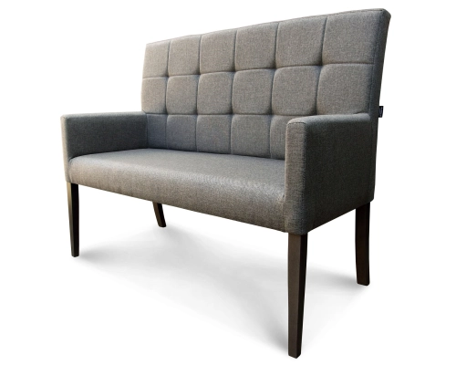 Ławka z oparciem pikowanym w kwadraty z podłokietnikami. Oparcie 98cm od podłogi.