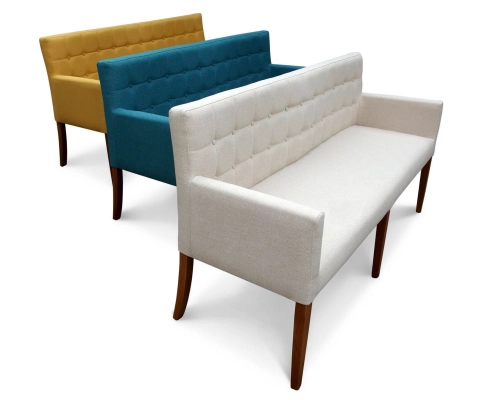 Ławka z podłokietnikami z oparciem pikowanym w kwadraty z guzikami