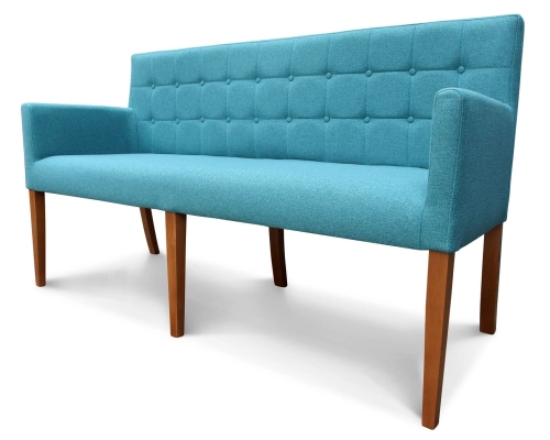 Ławka z podłokietnikami z oparciem pikowanym w kwadraty z guzikami