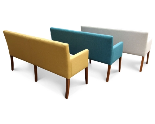 Ławka z podłokietnikami z oparciem pikowanym w kwadraty z guzikami