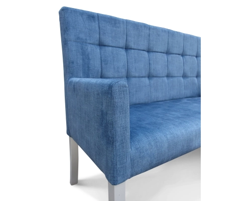 Ławka z oparciem pikowanym w kwadraty z podłokietnikami. Oparcie 98cm od podłogi.