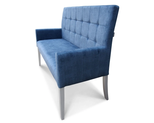 Ławka z oparciem pikowanym w kwadraty z podłokietnikami. Oparcie 98cm od podłogi.