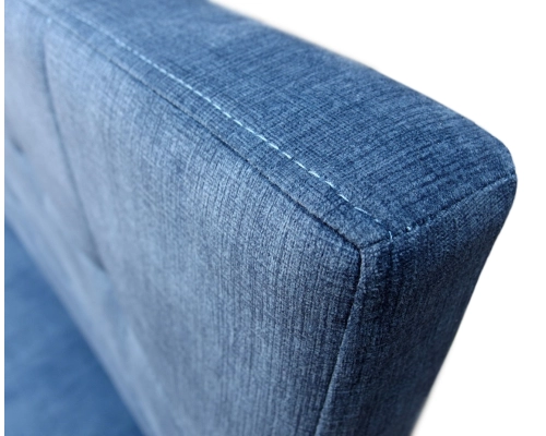 Ławka z oparciem pikowanym w kwadraty z podłokietnikami. Oparcie 98cm od podłogi.