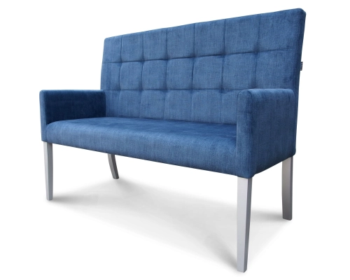 Ławka z oparciem pikowanym w kwadraty z podłokietnikami. Oparcie 98cm od podłogi.