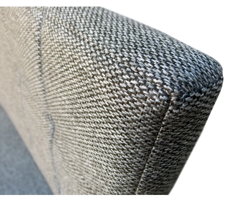 Wysoka ławka prosta bez podłokietników, Z oparciem pikowanym w kwadraty.