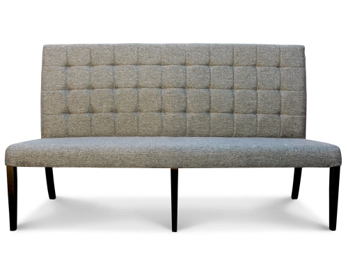 Wysoka ławka prosta bez podłokietników, Z oparciem pikowanym w kwadraty.