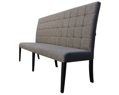 Wysoka ławka prosta bez podłokietników, Z oparciem pikowanym w kwadraty.