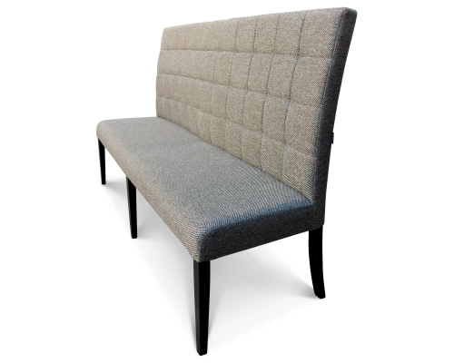 Wysoka ławka prosta bez podłokietników, Z oparciem pikowanym w kwadraty.