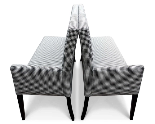 Ławka do restauracji modułowa z jednym podłokietnikiem.