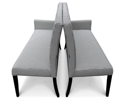 Ławka do restauracji modułowa z jednym podłokietnikiem.