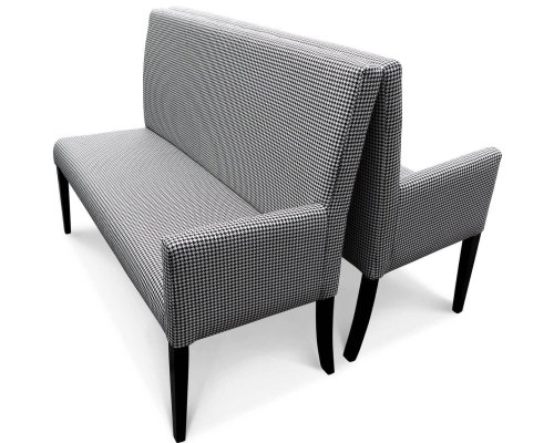 Ławka do restauracji modułowa z jednym podłokietnikiem.