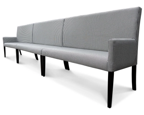 Ławka do restauracji modułowa z jednym podłokietnikiem.