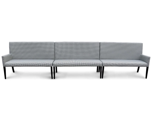 Ławka do restauracji modułowa z jednym podłokietnikiem.