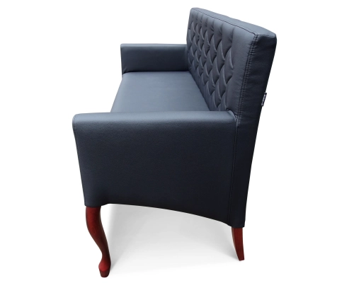 Czarna skośna  ławka Ludwik z oparciem pikowanym w karo.