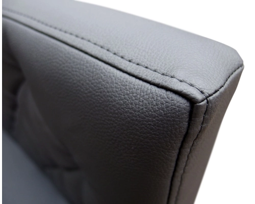 Czarna skośna  ławka Ludwik z oparciem pikowanym w karo.