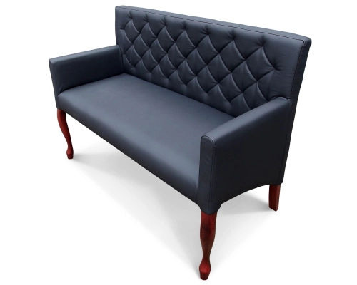 Czarna skośna  ławka Ludwik z oparciem pikowanym w karo.