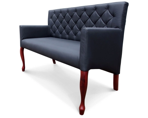 Czarna skośna  ławka Ludwik z oparciem pikowanym w karo.