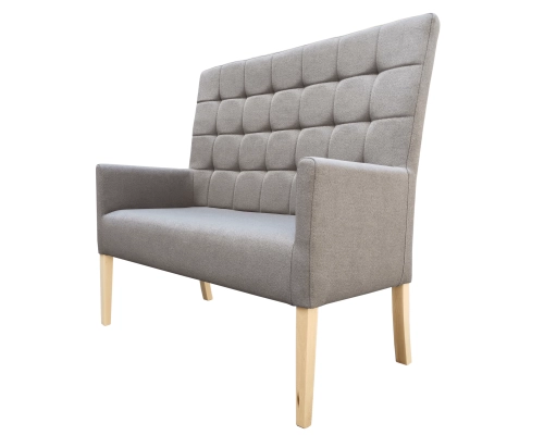 Ławka gruba z oparciem pikowanym w kwadraty z podłokietnikami. Wysokość 108cm