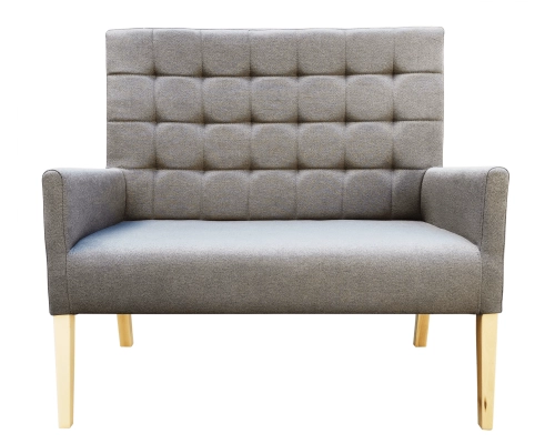 Ławka gruba z oparciem pikowanym w kwadraty z podłokietnikami. Wysokość 108cm guziki z podłokietnikami. Wys. oparcia 108cm od podłogi