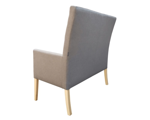 Ławka gruba z oparciem pikowanym w kwadraty z podłokietnikami. Wysokość 108cm