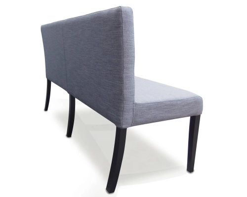 Ławka bez podłokietników z oparciem pikowanym w kwadraty z guzikami.