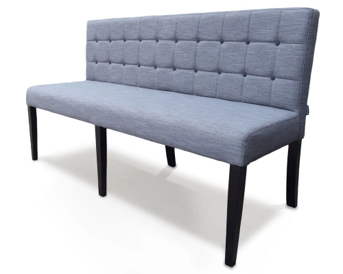 Ławka bez podłokietników z oparciem pikowanym w kwadraty z guzikami.