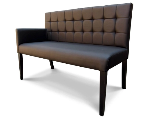 Ławka modułowa z jednym podłokietnikiem z oparciem pikowanym w kwadraty.