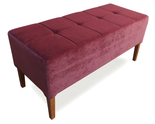 Bordowa pufa gruba pikowana w kwadraty z guzikami.