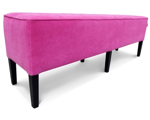 Różowa pufa gruba pikowana w kwadraty z  lamówką na obrzeżach